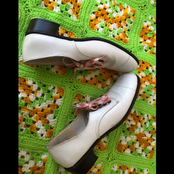 SOLD Vintage 60s White Saddle Shoes 🌸 - Picture 6 of 6
